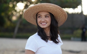 Raline Shah Tampil Sederhana dan Cantik Bersihkan Pantai Dari Plastik, Banjir Pujian