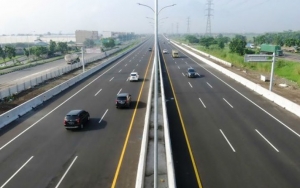 Bukan Balap Motor Liar, Kelompok Pemuda Ini Curi Perhatian Lewat Lomba Lari di Jalan Tol