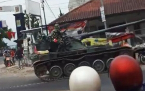 Heboh Tank TNI Tabrak Gerobak PKL dan 4 Motor di Bandung, Ini Kata Kodam Siliwangi 