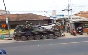 TNI Ganti Rugi Gerobak dan Motor 'Korban' Tabrakan Tank di Bandung