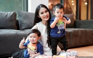 Sandra Dewi Bagikan Tingkah Usil Kedua Putranya Saat Makan, Siapa Paling Menggemaskan?