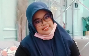 Kekeyi Duduk Ngemper Pakai Face Shields di Bagasi Bis, Wajah Cantik Diledek Efek Kamera Jahat