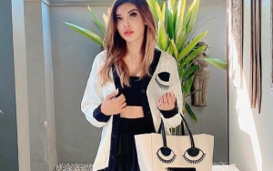 Cantik Klasik Ala Sandra Dewi, Millendaru Tutup Aurat Sambil Tenteng Tas 40 Juta Picu Reaksi Kagum