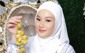 Dinda Hauw Pamer Foto Ekstrem Duduk di Atas Tebing, Netter Bingung Cara Naiknya