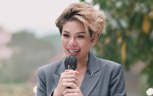 Nikita Mirzani Mendadak Galau, Penampilan Berhijab Lebih Curi Perhatian
