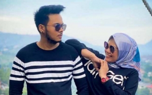 Pamer Cincin, Ely Sugigi Ngode Sudah Dilamar Pacar Brondong Ganteng?