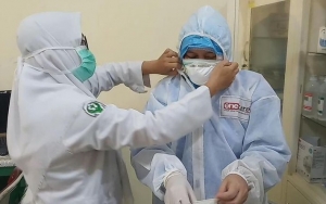 Bikin Ngilu, Begini Perjuangan Nakes Lepaskan Masker Usai Rawat Pasien Corona