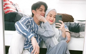 Dinda Hauw dan Rey Mbayang Pamer Foto Mesra Pelukan di Tengah Laut, Dikira Cuma Editan