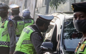 Pemobil Diwajibkan Pakai Masker, Ini Kata Ahli Paru Soal Risiko Penularan Corona di Mobil