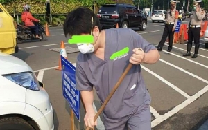 Apes, Nakes Ini Dihukum Nyapu Jalanan Karena Turunkan Masker Saat Minum di Mobil Sendirian