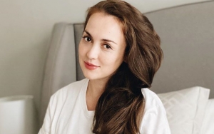 Rianti Cartwright Gendong Bayinya Sambil Selfie, Posisi Kaki Tuai Pro Kontra