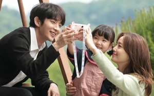 Putri Lee Jun Ki dan Moon Chae Won di 'Flower of Evil' Nangis Karena Syuting Berakhir