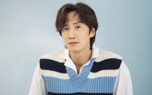 Lee Kwang Soo Tampil Seksi Pakai Rok Pendek Dan Stocking Jaring di 'Running Man'