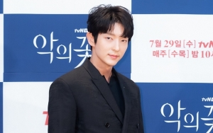 Syuting 'Flower of Evil' Berakhir, Lee Jun Ki Diberi Kejutan Manis Staf
