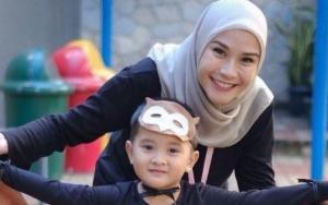 BFF, Bhai Kaba Putra Hanung Bramantyo Cium Mesra Ondel-ondel Gemes Maksimal