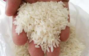 Warga Temukan Biji Plastik Dalam Beras Program Bansos di Cianjur