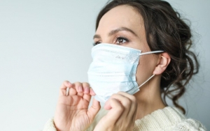 Diberi Tisu Sampai Minyak Kayu Putih Disebut Bikin Masker Makin Efektif Tangkal Corona, Benarkah?