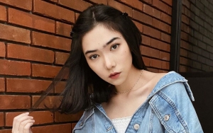 Isyana Sarasvati Pamer Vespa Baru Super Colorfull, Netter Sibuk Debat Soal Warna di STNK