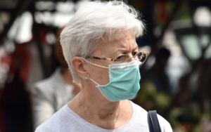 Pemerintah RI Minta Masker Tetap Dipakai di Dalam Rumah, Warga Pertanyakan Ini
