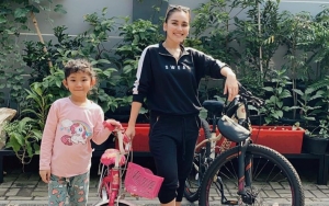 Ayu Ting Ting Akui Sering Nangis Saking Jengkelnya Saat Temani Sang Putri Belajar Online
