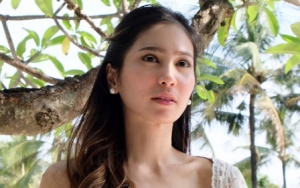Gaya Mewah Bunga Zainal di Pinggir Kolam Renang Bikin Heboh, Wajah Cantik Awet Muda Bikin Salfok
