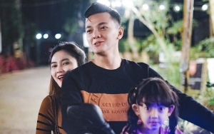 Nella Kharisma Seksi Bercelana Ketat-Pegang Senjata, Dory 'Remas' Perut Istri Ngode Kehamilan?