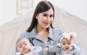 Syahnaz Sadiqah Dandani Si Bayi Kembar Pakai Gamis, Aksi Comot Peci Jadi Bagian Paling Gemas