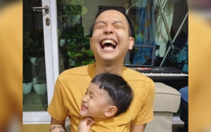 Gemes Maksimal, Snow Putra Ernest Prakasa Akting Jadi Model Iklan Air Putih