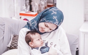 Cut Meyriska Pamer Foto Sang Putra Lagi Bengong Sedih Sambil Tengkurap, Bikin Takjub