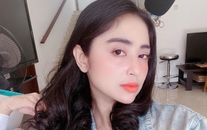 Dewi Persik Pamer Pundak Mulus Ramai Dipuji, Tanda Lahir di Bagian Dada Bikin Salfok
