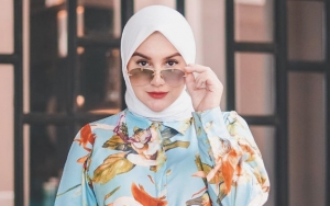 Gemes Parah, Potret Baby Air Putra Irish Bella Saat Berjemur Pakai Kacamata Kedodoran Bikin Ngakak