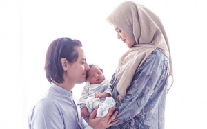 Cut Meyriska Pamer Roger Danuarta Tidur Satu Selimut dengan Sang Putra, Ekspresi Mirip Bikin Gemes