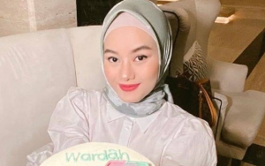 Kunjungi Makam Sang Papa, Dinda Hauw Minta Doa Dikaruniai Momongan Ramai Dikritik