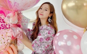 Jessica Jung Rayakan Perilisan Novel Debutnya, 'Shine' dengan Pose Cantik Ala Barbie