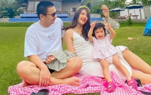 Raditya Dika Lebih Tinggi Dari Istri Saat Foto Bareng, Netter Mulai Berspekulasi