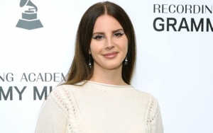 Lana Del Rey Tuai Kritik Gara-Gara Pakai Masker Ini di Tengah Pandemi COVID-19