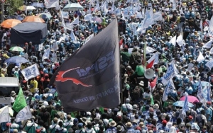 Demo UU Ciptaker Bandung Memanas, Polisi Pakai Gas Air Mata dan Water Canon Demi Bubarkan Massa