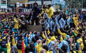 Hujan Batu Hingga Pagar Jebol, Aksi Tolak UU Cipta Kerja Berakhir Rusuh di Sejumlah Daerah