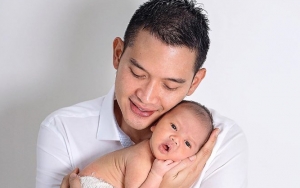 Tingkah Manja Baby Athar ke Rezky Aditya Bikin Gemes, Nempel Terus Tak Mau Lepas