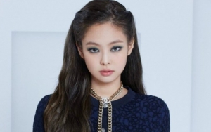 Jennie BLACKPINK Narsis Bergaya Modis Sambil Pamer Gedung Baru YG