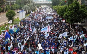 Jokowi Masih Kunker, Demonstran UU Ciptaker Paksa Geruduk Istana Sampai Lempar Batu ke Aparat