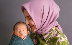 Imut Parah, Potret Baby Air Putra Irish Bella Jadi Tarzan Cilik 'Dililit' Ular Bikin Gemes