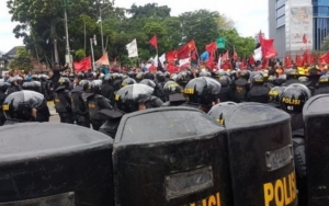 Beri Makanan dan Tameng ke Massa Penolak UU Cipta Kerja, Ini Penjelasan TNI