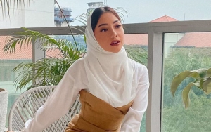 Nikita Willy Lepas Kerudung Saat Liburan Tanpa Pacar Usai Nikah Ditunda, Tulis Pesan Galau
