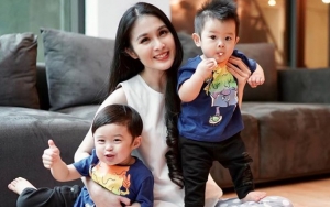 Sandra Dewi Ajak Putranya Foto Ngemper di Parkiran, Aksi Mika Pamer Gigi Kelinci Bikin Heboh