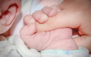Ngeri! Seorang Ibu Tega Jual Bayi di Pasar Gelap Demi Sepatu Baru