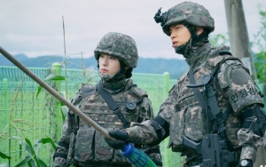 Chemistry Dipuji, Akting Krystal dan Jang Dong Yoon Jadi Tentara di 'Search' Bikin Kagum Sutradara