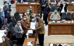 Jumlah Halaman Pada Naskah UU Ciptaker Berubah-ubah, Ada Indikasi Pasal Gaib?