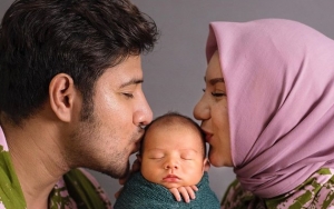 Tampan Gak Ketulungan, Bayi Irish Bella Berjemur Pakai Kacamata Melorot Bikin Gemes