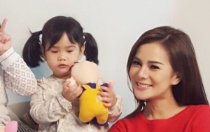 Kelewat PD, Aksi Putri Bungsu Astrid Tiar Make Up Tebal Pakai Bedak Bayi Bikin Ngakak